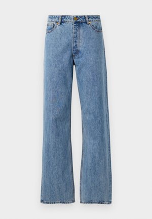 Lyseblå højtaljede lige jeans med frontknap, lynlås og femlomme-design på hvid baggrund.