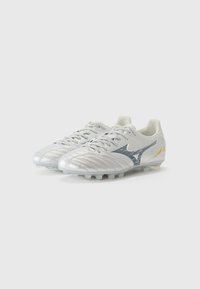 Crampons de football, principalement argentés avec des accents bleus, dotés d'une tige en synthétique texturé, d'un système de laçage et de pointes moulées pour une traction optimale.