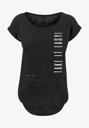 Zwarte T-shirt met opgerolde mouwen, ronde halslijn en witte tekstontwerp. Bevat "TAKE IT EASY" en "OPTIMISM" met daaronder vijf sterren.