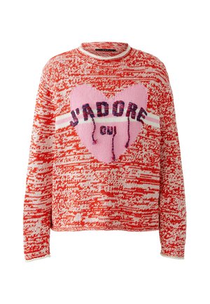 Pull tricoté rouge et blanc avec un grand cœur rose et le texte "J'ADORE oui" sur le devant, avec des manches longues et un col rond.