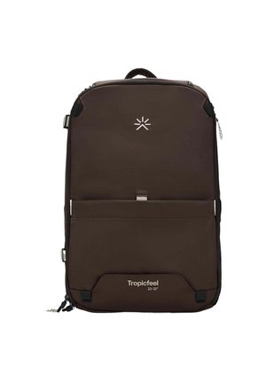 Mochila de viaje rectangular de color marrón oscuro con bolsillo delantero con cremallera, asa superior, correas laterales y logotipo "Tropicfeel 22-32°" en la parte inferior delantera.