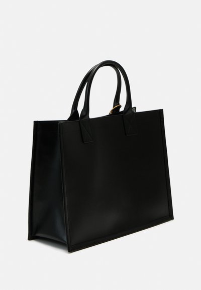 Sac fourre-tout en cuir noir avec un design structuré, côtés plats, deux poignées supérieures et un petit détail en métal. Texture lisse, sans motifs visibles.