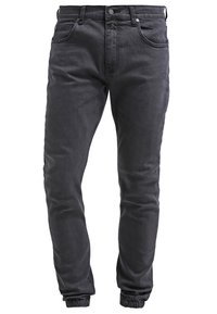 Tmavě šedé úzké džíny z denimu, s klasickým pětikapsovým designem, kontrastním prošíváním a zúženými nohavicemi se zahnutými lemy.