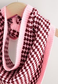 Écharpe tricotée arborant un motif en damier bordeaux et rose, avec une texture douce et une bordure côtelée rose.