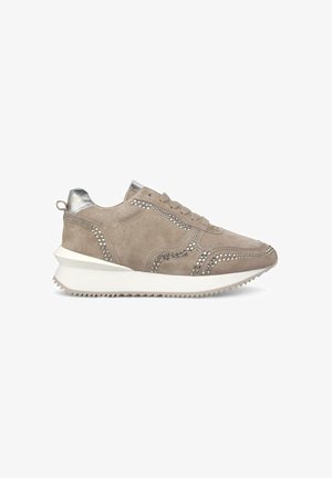 Graue Wildledersneaker mit silbernen Akzenten und Strassdetails. Verfügt über eine dicke weiße Sohle mit gezacktem Rand und einem Schnürdesign.
