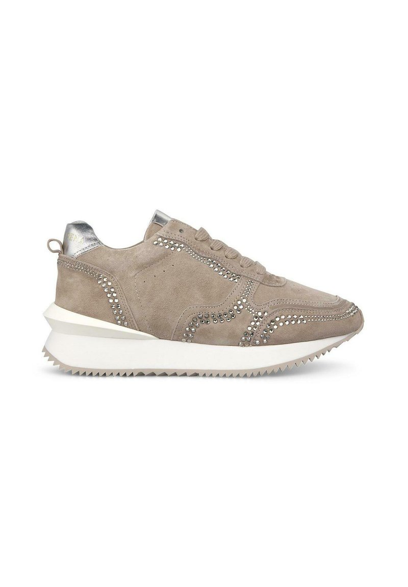 Szare zamszowe sneakersy z srebrnymi akcentami i zdobieniami z cyrkonii. Posiadają grubą białą podeszwę z postrzępioną krawędzią oraz sznurowany design.