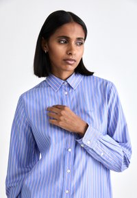 GANT STRIPED - Košilová halenka  - hellblau/weiß
