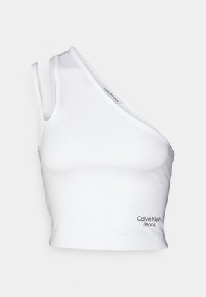 Biały krótki top na jedno ramię o asymetrycznym kroju, wykonany z gładkiej tkaniny. Na krawędzi znajduje się czarne logo "Calvin Klein Jeans".