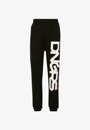 Fekete melegítőnadrág, amely tapadó szabással készült, az egyik lábszáron nagyméretű, fehér és piros "DNGRS" felirattal, függőlegesen nyomtatva. Puha, rugalmas derékpánt.