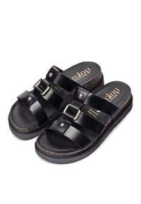 Sandali neri con larghe cinghie, dettagli metallici a forma di fibbia, soletta imbottita e suola testurizzata. Progettati per comfort e facilità di utilizzo.