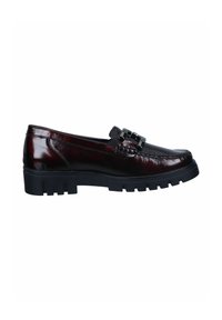 Bordeaux leren loafers met een glanzende afwerking, voorzien van een zwarte decoratieve gesp en een dikke, getoogde zwarte zool.