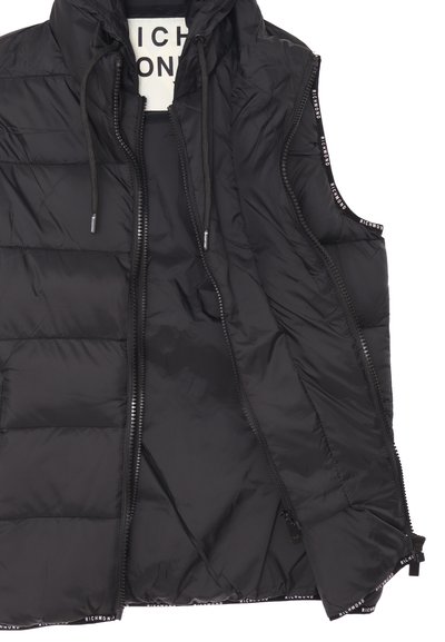 Gilet imbottito nero con cappuccio, dotato di chiusura con zip e due tasche laterali. Realizzato in materiale morbido e isolante con dettagli decorativi del logo.