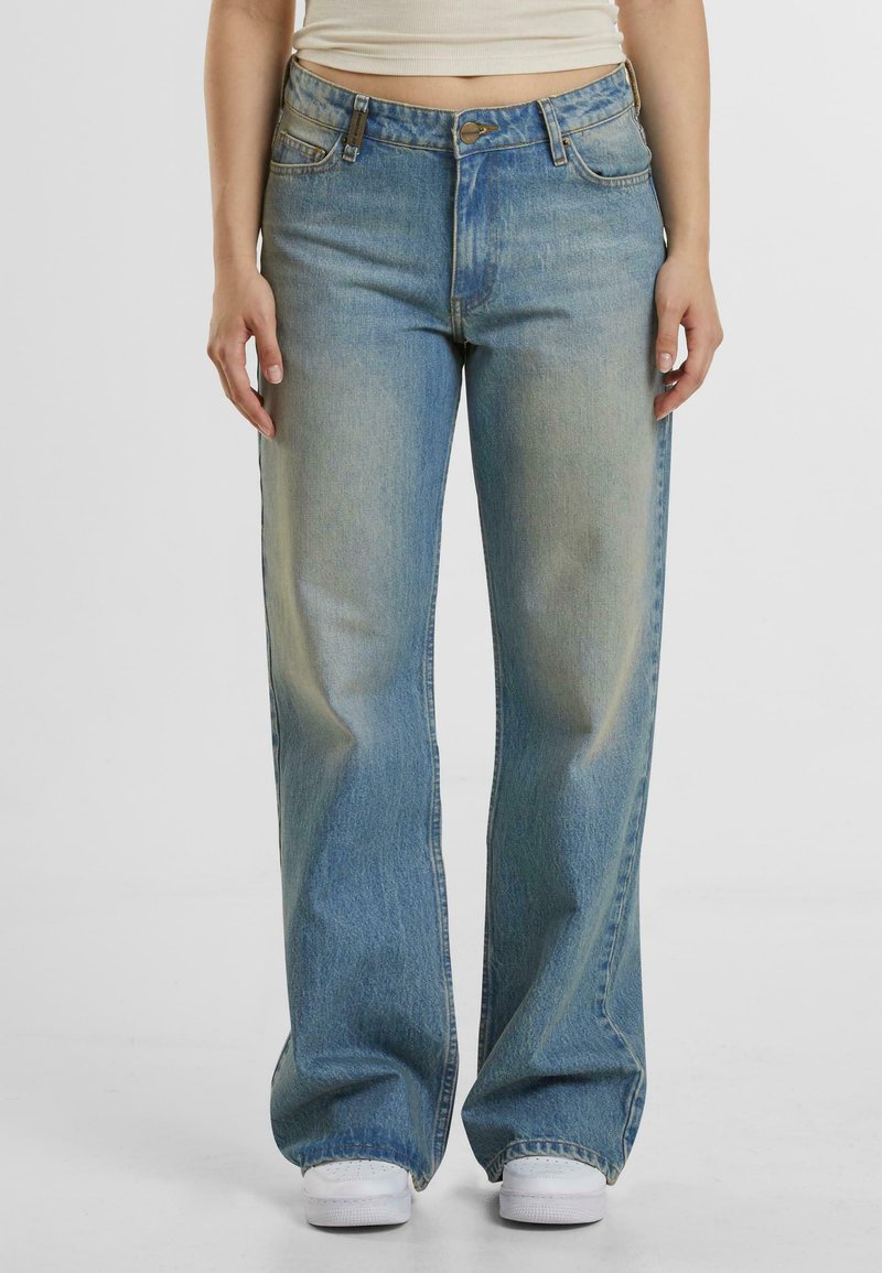 Helles blaues, hoch tailliertes Jeans mit weitem Bein, das eine ausgebleichte Waschung, ein Fünf-Taschen-Design, eine Metallknopf-Verschluss und subtile Nähdetails aufweist.