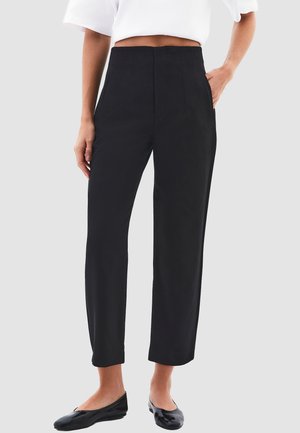 ULTRA HIGH WAIST CARROT - Broek - black