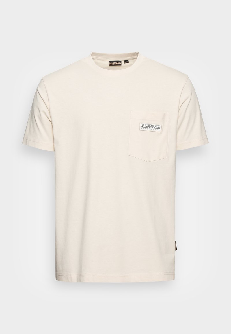 Camiseta de algodón color beige claro con cuello redondo, mangas cortas y un bolsillo en el pecho que cuenta con una etiqueta de tela de la marca. Corte simple y recto.