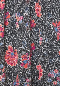 Czarna tkanina z kwiatowym wzorem, na którym znajdują się duże czerwone i niebieskie kwiaty, delikatne liście oraz subtelne białe akcenty w całej strukturze.