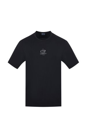 T-shirt nera a maniche corte con collo a girocollo e piccolo logo bianco "C.P. Company" al centro del petto.