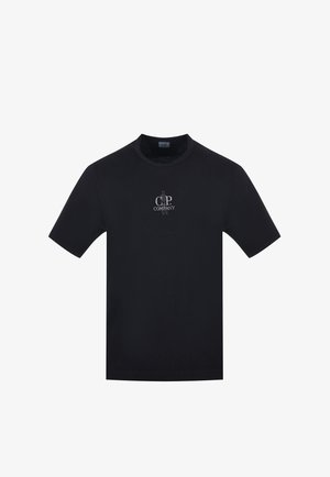T-shirt nera a maniche corte con collo a girocollo e piccolo logo bianco "C.P. Company" al centro del petto.