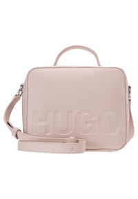Borsa a tracolla rettangolare in pelle rosa chiaro con logo "HUGO" in rilievo, manico superiore e tracolla regolabile con hardware argentato.