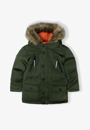Groene pufferjack met een bontafgeronde capuchon, oranje voering en twee met rits gesloten bor pockets; heeft een drukknoop- en ritssluiting.