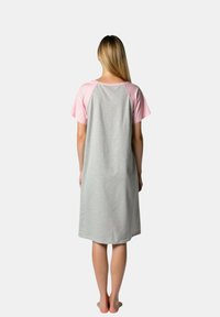 Abito grigio dalla vestibilità comoda con maniche raglan corte rosa, caratterizzato da una texture morbida e un design che arriva al ginocchio, adatto per un look casual.
