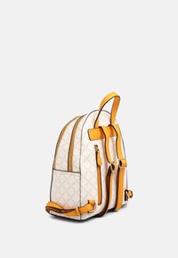 Sac à dos en cuir synthétique blanc avec un motif en diamant, des accents jaunes, plusieurs poches zippées, des bretelles rembourrées et des bords noirs.