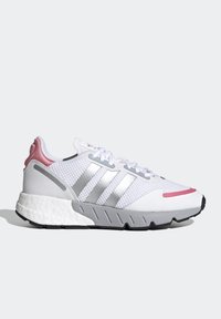 Vita träningsskor i vitt med grå detaljer, rosa häl och tre silverstripes på sidan; texturerad mesh ovandel med en dämpad sula.