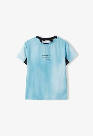 Világoskék rövidujjú póló kerek nyakkivágással, fekete nyomtatott szöveg mintával elöl, és fekete részletekkel az ujjakon.