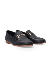 Schwarze Lederloafer mit einem schlupfbaren Design, das eine goldene Kettenakzentuierung und eine braune kontrastierende Sohle aufweist. Glatte Textur und runde Zehenform.