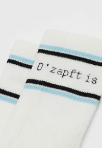 Weiße Strümpfe aus Wolle mit blauen und schwarzen Streifen und der aufgenähten Phrase "O'zapft is" in der Nähe des oberen Randes.