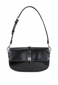 Černá kožená kabelka s hladkým povrchem. Má klopu s přezkou na zapínání, nastavitelný popruh a stříbrné kovové doplňky.