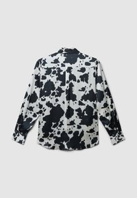 Camicia a maniche lunghe in tessuto morbido con stampa astratta di mucca in bianco e nero, con piega sul retro e polsini con bottoni.