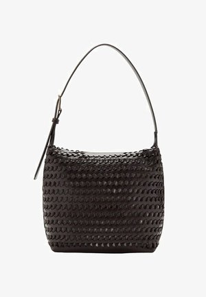 Schwarze Lederhandtasche mit gewebter Struktur, ein verstellbarer Schulterriemen und rechteckige Form vor einfachem weißem Hintergrund.