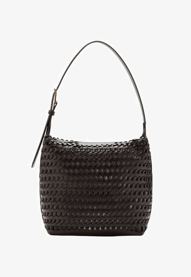 Sac à main en cuir noir avec texture tissée, sangle d'épaule réglable unique et forme rectangulaire sur fond blanc uni.