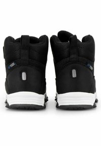 Svarta vattentäta stövlar med en textil övre del, förstärkt häl, vit mellansula och en strukturerad gummisula; har en liten dragflik.