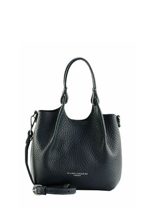 Sac à main en cuir noir texturé avec deux poignées, une bandoulière amovible et le logo Gianni Chiarini Firenze à l'avant.
