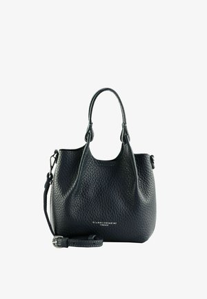 Sac à main en cuir noir texturé avec deux poignées, une bandoulière amovible et le logo Gianni Chiarini Firenze à l'avant.