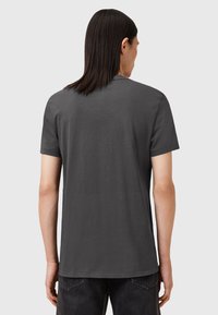 T-shirt grigio a maniche corte in cotone, con un classico scollo rotondo e una texture liscia e morbida, con un design posteriore semplice.