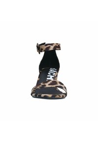 Sandale à talons ouverts présentant un design à imprimé animal multicolore, une bride de cheville avec boucle et une semelle intérieure noire texturée.