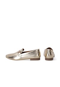 Goldene metallische Slipper mit einer glatten Textur, ausgestattet mit einem dekorativen Riemen und einer Schnalle, flachem Absatz und runder Zehenform.