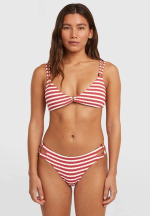 Bikini a rayas rojas y blancas con top triangular, tirantes delgados y detalles recortados en la parte inferior. Hecho de una tela lisa y elástica.