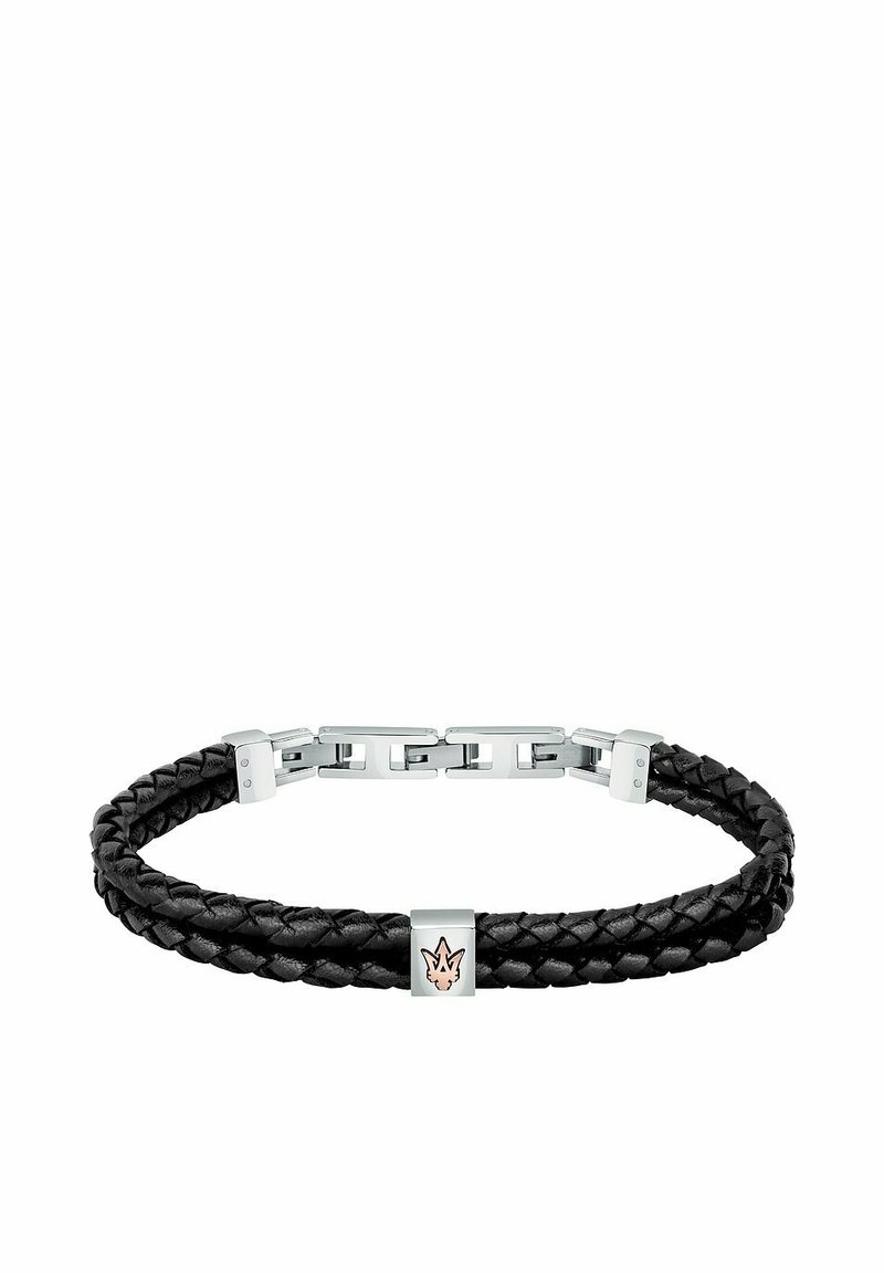 Svart flätat läderarmband med silverfärgade metallaccenter och en rektangulär spänne. Har ett litet emblem i roséguld i mitten.