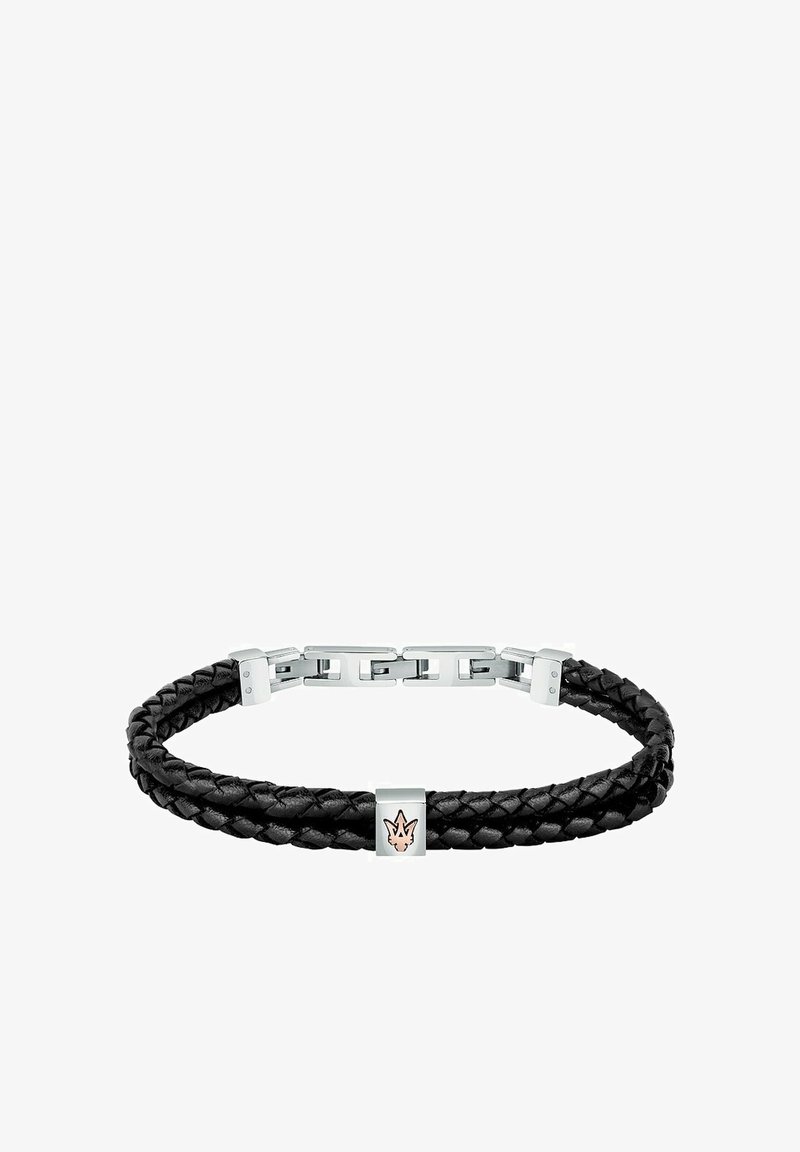 Svart flätat läderarmband med silverfärgade metallaccenter och en rektangulär spänne. Har ett litet emblem i roséguld i mitten.