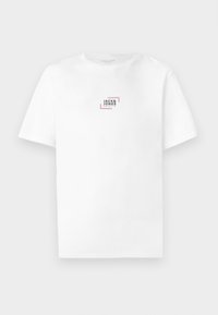 Valkoinen puuvillainen t-paita, jossa pieni suorakaiteen muotoinen logo, jossa teksti "JACK & JONES" mustana ja punaisena. Klassinen pyöreä pääntie ja lyhyet hihat.