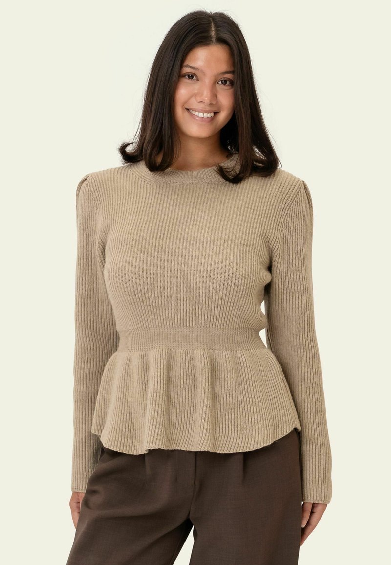 Beiger, gerippter Pullover mit langen Ärmeln und tailliertem Saum. Ausgestattet mit einem runden Ausschnitt und strukturierter Stoffoberfläche. Locker sitzende Passform.