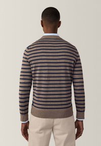 Maglione marrone lavorato a maglia con righe blu navy, caratterizzato da un collo a giro e polsini a coste. La vista posteriore mostra un design aderente e una texture liscia.