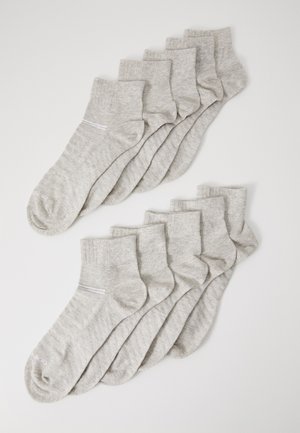 Szürke pamut zoknik tízes csomagban, bordás textúrával, bokáig érő magassággal és vékony fehér csíkkal a szárnál.