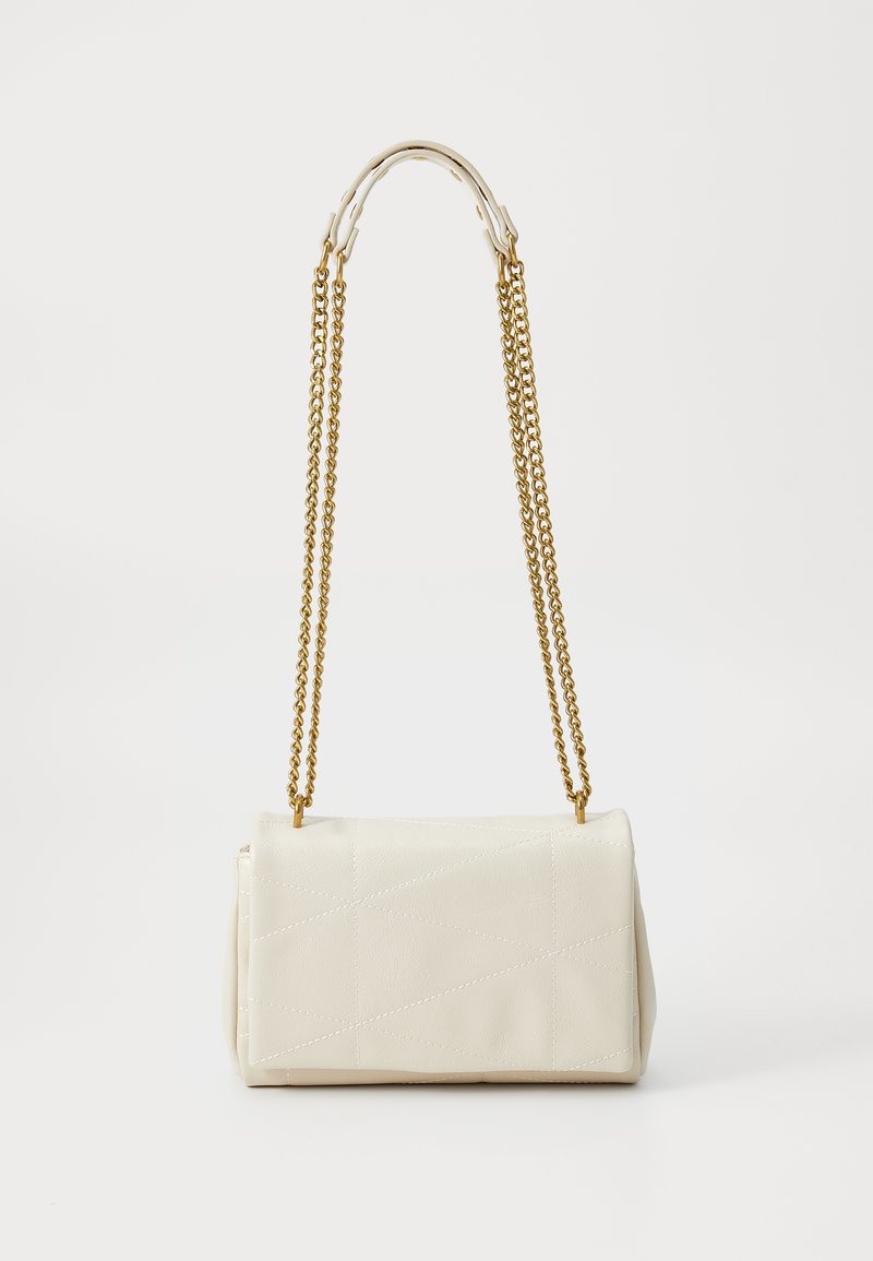 Pequeño bolso rectangular blanco con patrón acolchado y larga correa de cadena dorada colgando sobre un fondo liso.