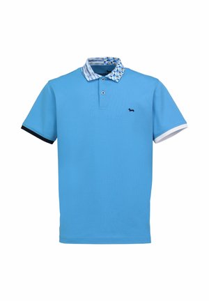 Lichtblauw poloshirt met een patroon op de binnenkraag, twee knopen en contrasterende marineblauwe en witte accenten op de mouwen. Subtiel logo op de borst.
