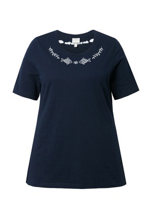 Camiseta de algodón azul marino de manga corta, con cuello redondo y un diseño bordado en blanco de peces y hojas en el pecho.